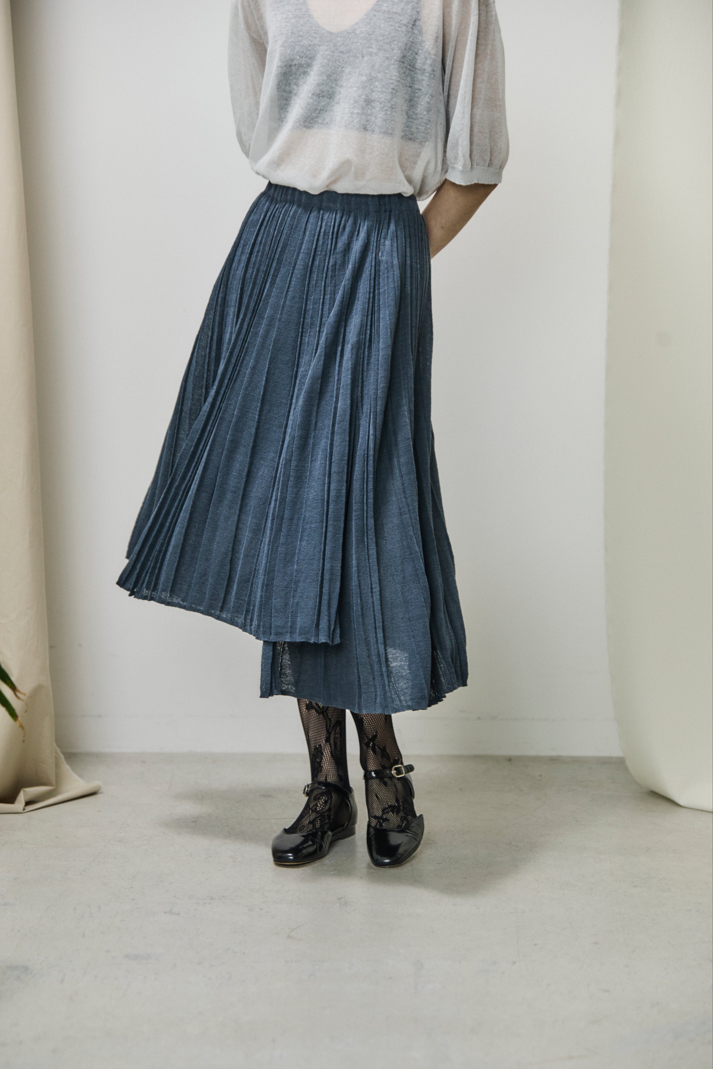 high-count linen pleated-knit skirt
