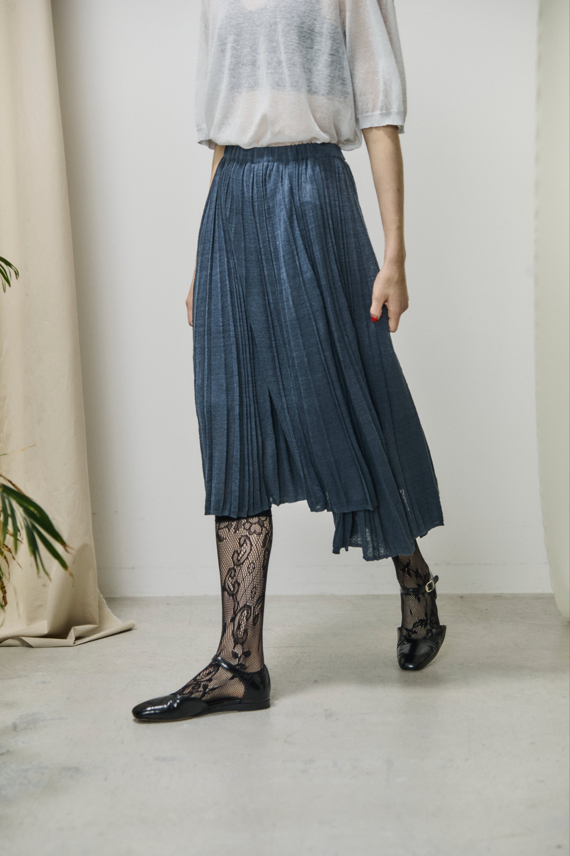 high-count linen pleated-knit skirt